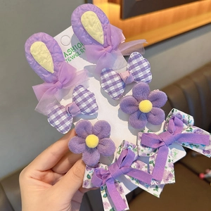 Dettaglio del set di fermagli per capelli viola con orecchie di coniglio e fiori