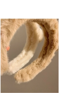 Detailopname van de zachte kaki pluche hoofdband met dicht en wollig imitatiebont