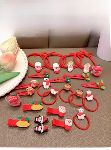 Detailoverzicht van rode kerst haarbanden en speldjes met de kerstman en rendier