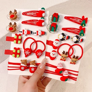 Detailopname van rode kersthaaraccessoires met de kerstman en rendieren op kaarten