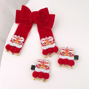 Détails de pinces à cheveux de Nouvel An chinois avec broderie lion et clochettes