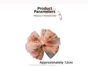 Vue détaillée de la barrette à fleurs en mousseline de 12cm avec motifs roses doux