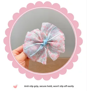 Détail de la pince à cheveux noeud floral avec dents de préhension antidérapantes