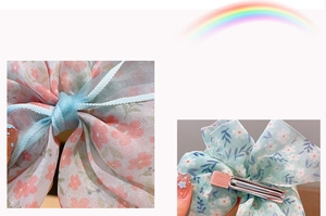 Vue détaillée du nœud à cheveux en organza à fleurs montrant le tissu et la barrette