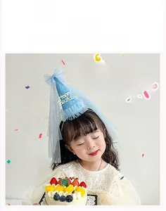 Détail du serre-tête chapeau de fête bleu à paillettes avec voile pour enfants