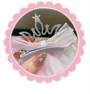Détail de la barrette à nœud en tulle rose avec dents antidérapantes et couronne