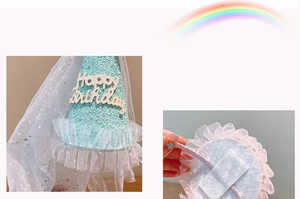 Détail du chapeau d'anniversaire bleu brillant avec voile long en tulle étoilé