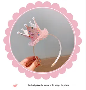 Détail du serre-tête couronne rose avec dents antidérapantes et décoration florale en paillettes