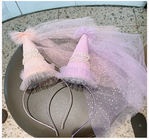 Détail du serre-tête chapeau anniversaire avec voile à paillettes étoiles rose et violet
