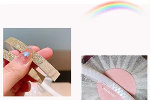 Détail du serre-tête pour enfant montrant les dents antidérapantes et la bande élastique