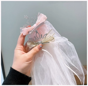Vue détaillée du serre-tête d'anniversaire en tulle avec couronne en strass et nœud rose