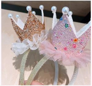 Détail de couronnes de perles pour filles avec paillettes dorées et dentelle rose