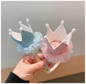 Détail du serre-tête couronne pailleté avec dentelle et perles pour filles