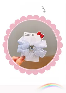 Detail van lichtblauwe organza bloem haarclip met een ster edelsteen op de kaart