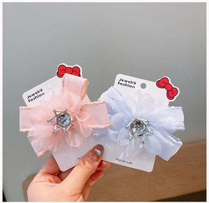 Detail van roze en blauwe organza bloem haarspeldjes met kristallen voor meisjes
