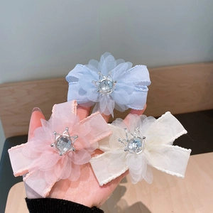 Drie schattige haarspeldjes met gaasbloemen en zilveren kronen in roze, blauw en crème