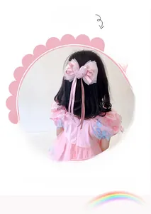 Dettaglio del fermaglio a fiocco rosa con paillettes e denti antiscivolo per bambine