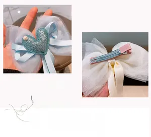 Dettaglio del fermaglio per capelli in pizzo con cuore blu di paillettes e perla