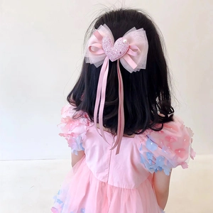 Fermaglio per capelli rosa per bambine con cuore di paillettes e nastri lunghi primaverili