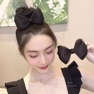 Grazioso chignon a fiocco nero per donna con texture di capelli sintetici naturali
