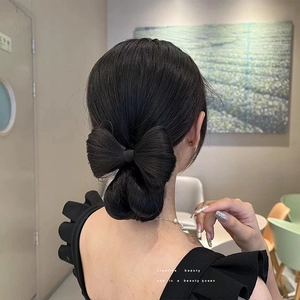 Extension chignon a fiocco nero per donna per creare un’acconciatura voluminosa