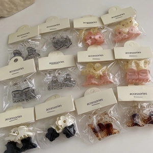 Detailansicht der farbenfrohen Mini-Schleifen-Haarklammern in Karton-Verpackungssets