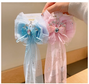 Dettaglio di fermagli per capelli da principessa in rete rosa e blu con corone e strass