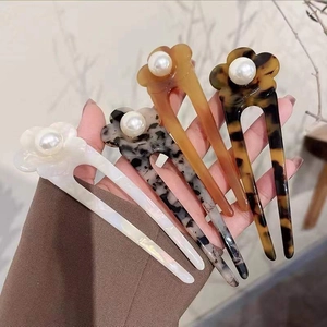 Elegant floral pearl hair pins in leopard print acetate, set of four for bun hairstyles