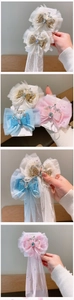 Dettaglio di fermagli per capelli con fiocco in tulle multistrato e corone luccicanti