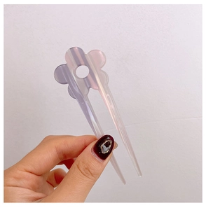 Detail einer Acetat-Haarnadel in Blütenform mit schillerndem Farbverlauf-Finish