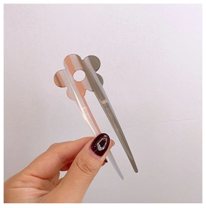 Detail der rosafarbenen und braunen U-Haarnadel aus Acetat für elegantes Styling
