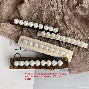 Détail de barrettes en acétate avec perles, montrant les tailles 8,8x1,8cm et 8,5x0,8cm