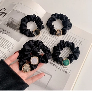 Set di quattro elastici per capelli in raso nero con fibbie quadrate decorative vintage