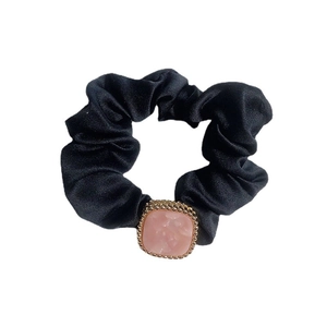 Elegante elastico in raso nero con decoro in resina rosa marmorizzata e bordo oro