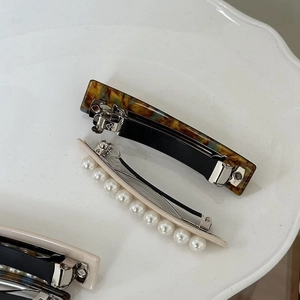Barrette rectangulaire en acétate beige et pince à cheveux élégante en perles