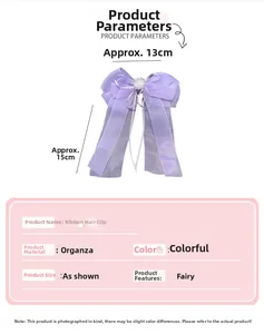 Détail de la pince à cheveux ruban en organza lavande avec double nœud et fleur centrale