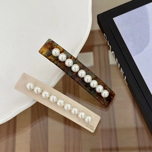 Barrettes rectangulaires classiques en acétate beige avec perles et écaille de tortue