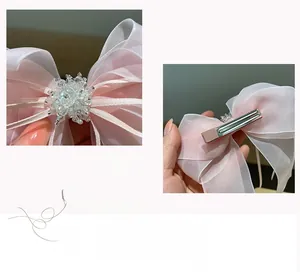 Détail d'une pince à cheveux en organza rose avec strass et clip en métal confortable