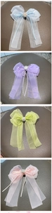 Vue détaillée des nœuds à cheveux en organza avec de longs rubans en quatre tons pastel