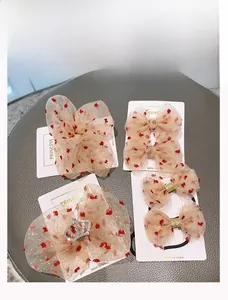 Dettagli di fermagli per capelli in tulle champagne con cuori rossi per bambine