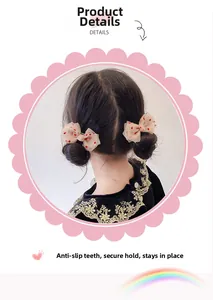 Dettaglio di fermagli per capelli a fiocco rosa con cuori rossi e denti antiscivolo bimbi