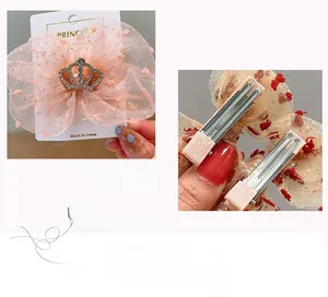 Dettaglio fronte e retro del fermaglio per capelli con fiocco in tulle rosa e corona