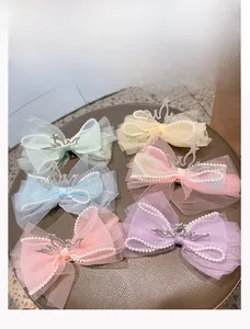 Detail van veelkleurige tule haarstrikken met parelranden en fonkelende kroon-strass