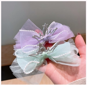 Detail van kroon haarspeldjes met parels en organza gaas voor kleine meisjes