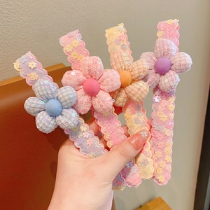 Détail de quatre bandeaux floraux colorés avec dentelle et paillettes pour fillettes
