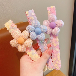 Vue détaillée de barrettes fleurs en dentelle à paillettes pour petites filles