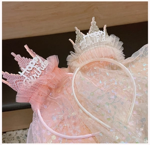 Detail von süßem Kronen Stirnband mit Tüll und Happy Birthday Stickerei für Mädchen