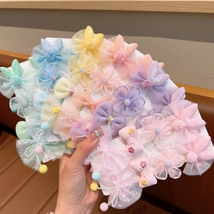 Détail de barrettes pour filles avec fleurs en dentelle et perles sur carte support
