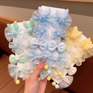 Détail d'un lot de barrettes pour filles avec nœuds en résille et oreilles à paillettes