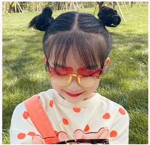 Detailansicht der niedlichen Bärenform-Gläser an der randlosen Kinder-Sonnenbrille